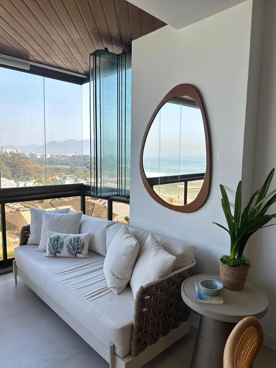 Lindo Apto No Lugar Da Barra Da Tijuca! Com Uma Vista De Tirar O Folego, Frente O Mar! Totalmente Equipado E Decorado Ao Lado Dos Melhores E Quiosques Da Barra! Portaria 24h, Piscina, Sauna, Jacuzzi, Academia, Garagem, Wi-fi, Lavan