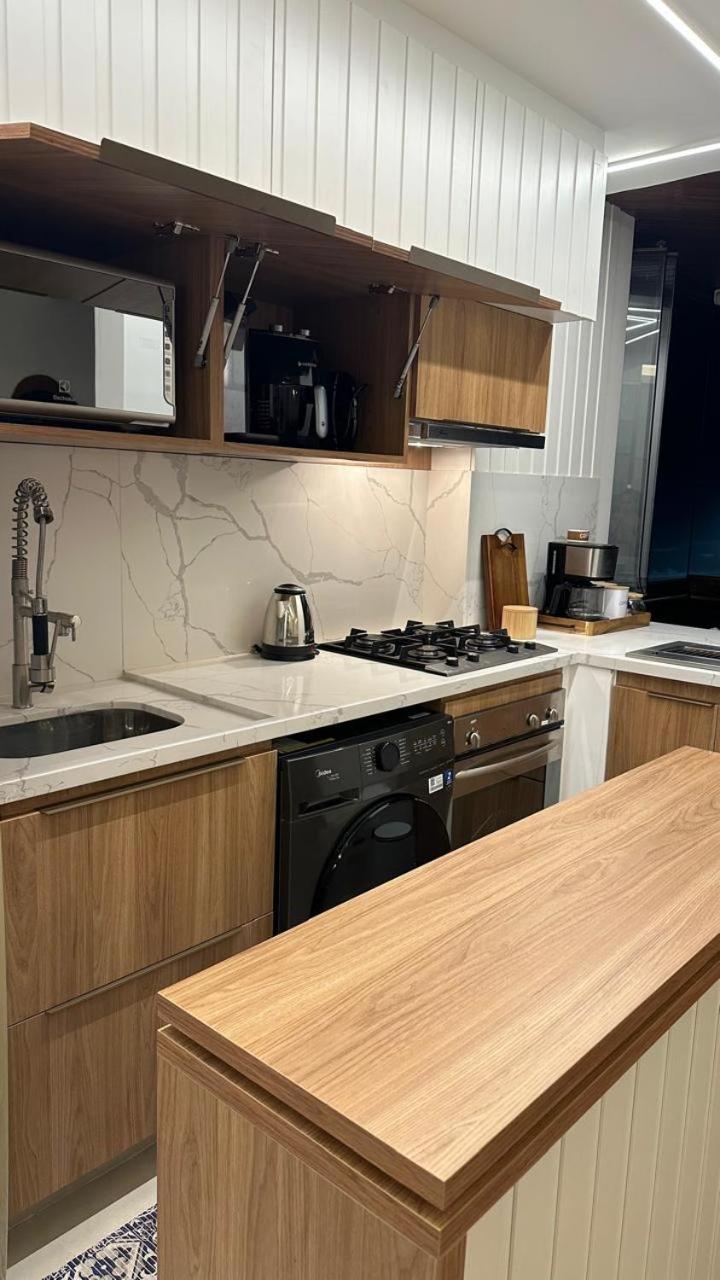 Lindo Apto No Lugar Da Barra Da Tijuca! Com Uma Vista De Tirar O Folego, Frente O Mar! Totalmente Equipado E Decorado Ao Lado Dos Melhores E Quiosques Da Barra! Portaria 24h, Piscina, Sauna, Jacuzzi, Academia, Garagem, Wi-fi, Lavan * Rio de Janeiro