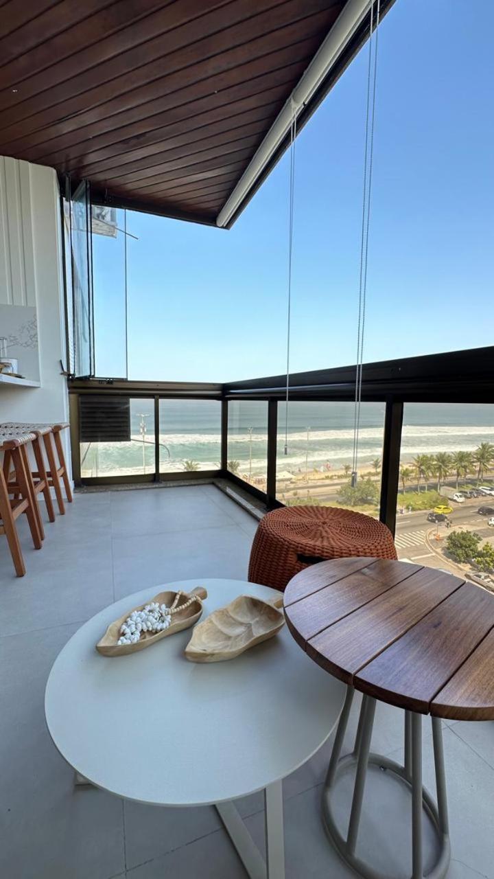 Lindo Apto No Lugar Da Barra Da Tijuca! Com Uma Vista De Tirar O Folego, Frente O Mar! Totalmente Equipado E Decorado Ao Lado Dos Melhores E Quiosques Da Barra! Portaria 24h, Piscina, Sauna, Jacuzzi, Academia, Garagem, Wi-fi, Lavan *