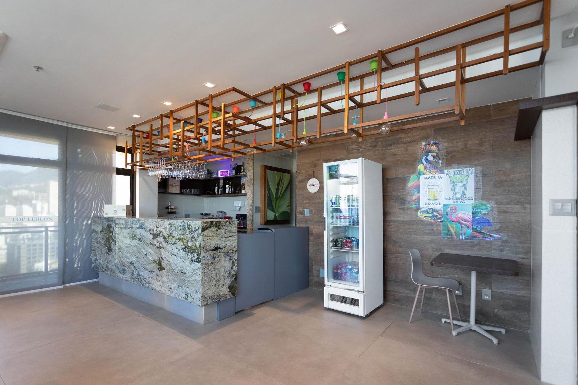 Leblon Beachfront Oasis: Ocean Views, Christ Statue Vista & Daily Housekeeping Rio de Janeiro