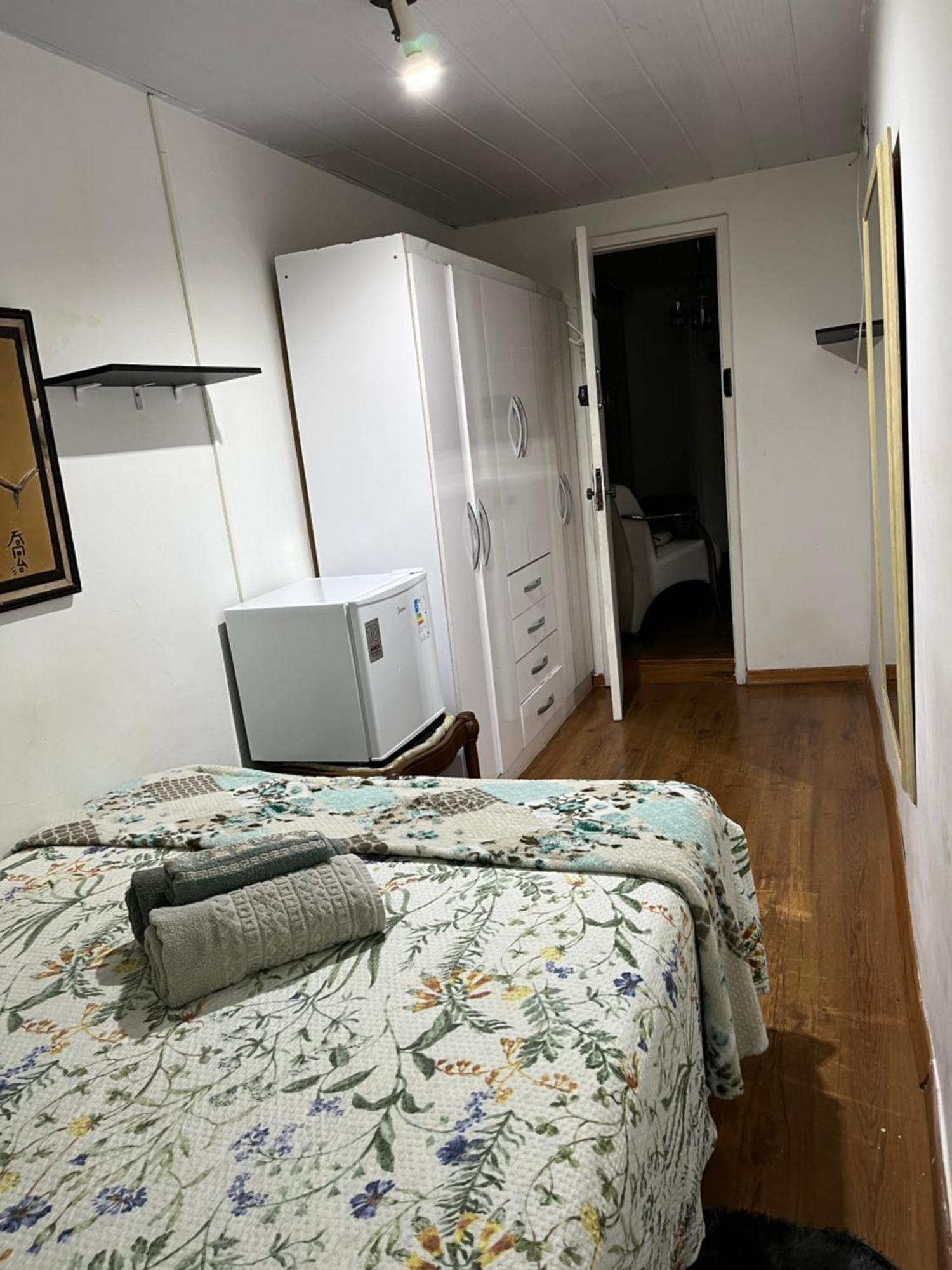 Quartos Privativos Em Frente A De Copacabana, *